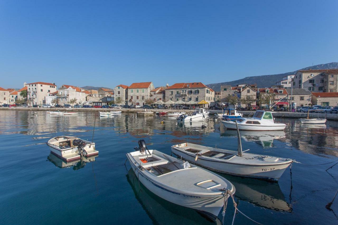 Seafront Apartment In Historical Cippico Castle Kastela Exterior photo